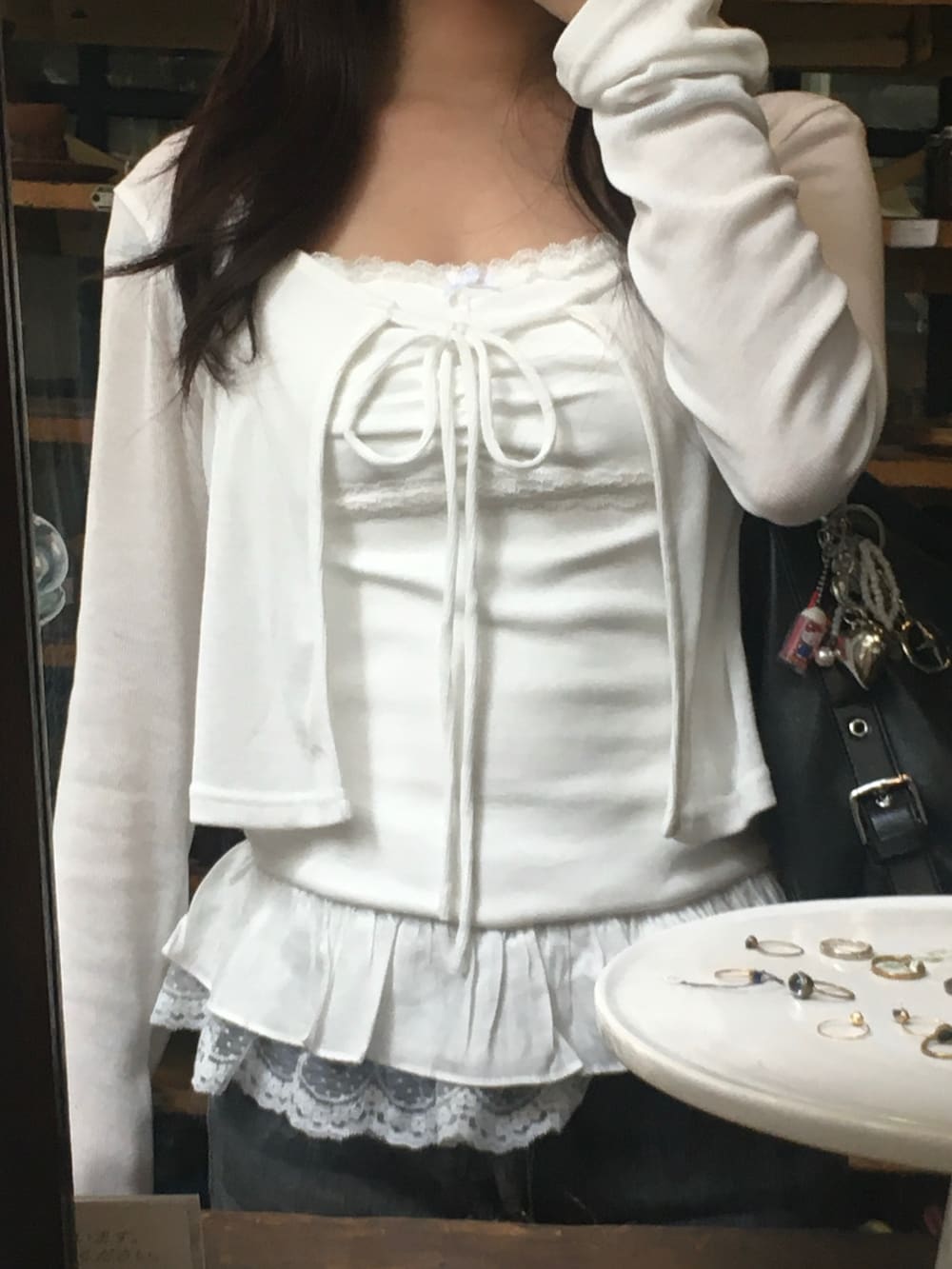 グレー系のデニムパンツ、ホワイト系のトップスを着用したレディースの春コーディネートの4枚目の写真