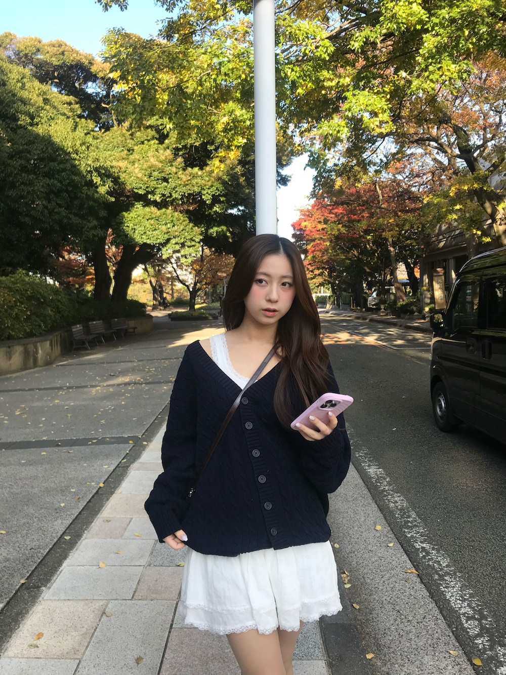 ホワイト系のスカート、ベージュ系のシューズ、ブルー系のトップスを着用したレディースの秋コーディネートの2枚目の写真