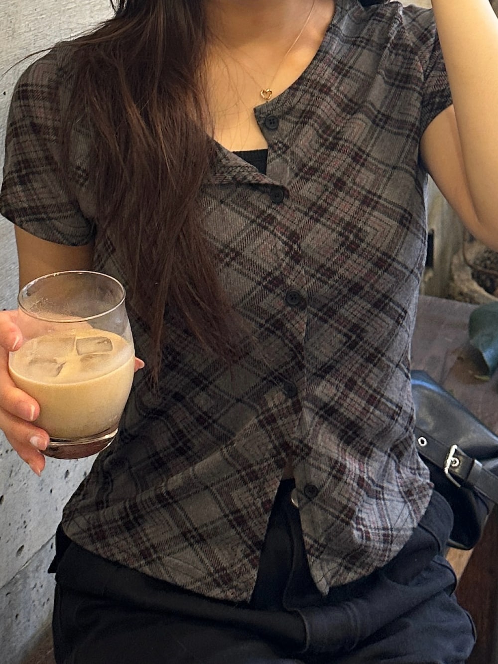 グレー系のTシャツ/カットソー、ブラック系のパンツ、ベージュ系のスニーカーを着用したレディースの春コーディネートの3枚目の写真