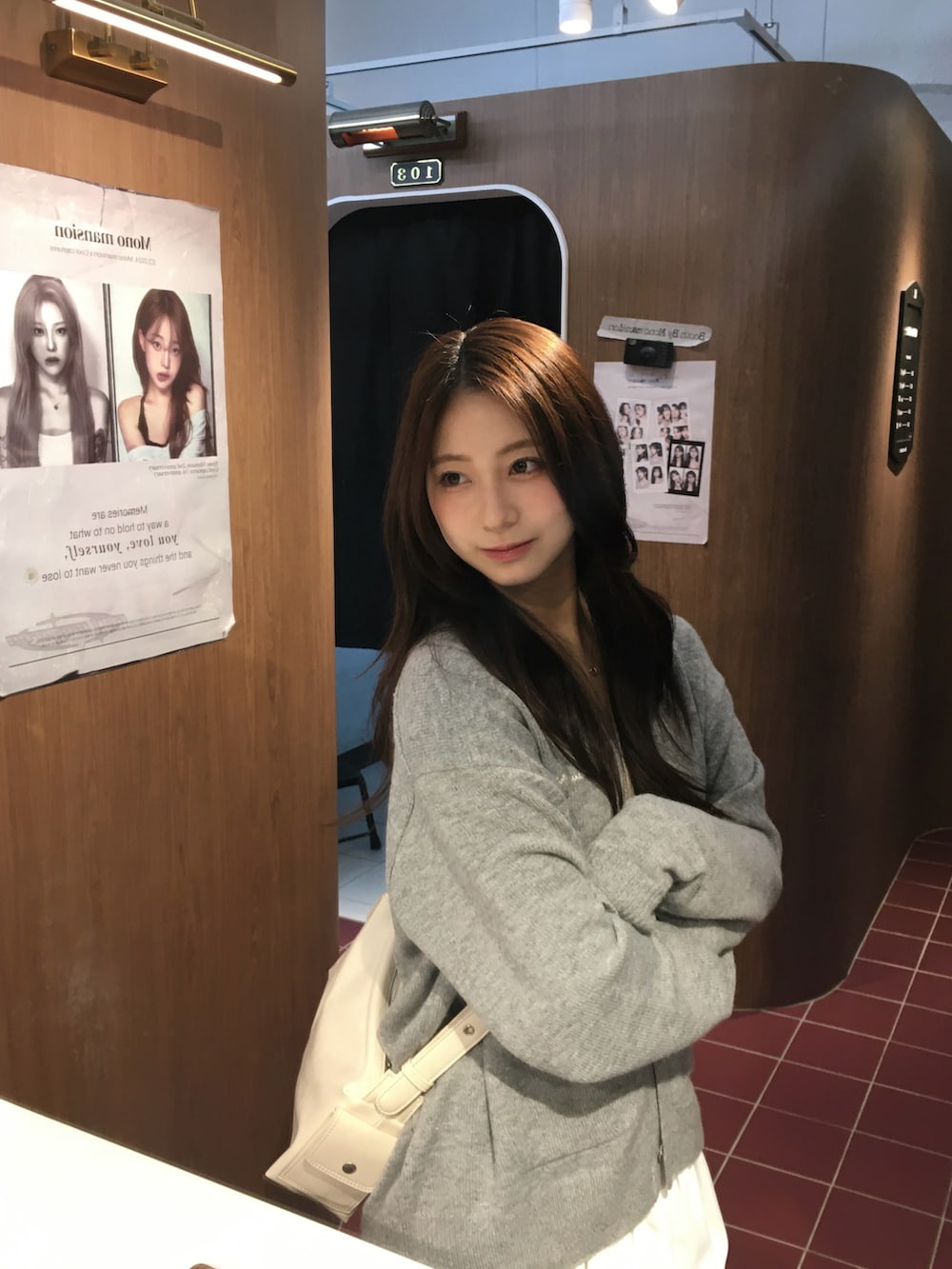 グレー系のカーディガン/ボレロ、ホワイト系のスカート、ブラウン系のブーツを着用したレディースの春コーディネートの3枚目の写真