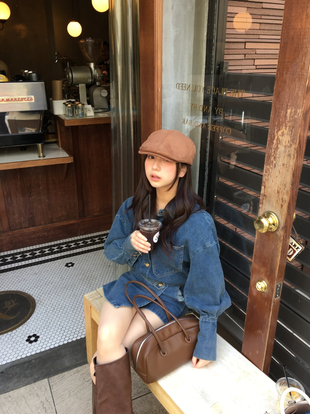 ブルー系のワンピース/ドレス、ブラウン系のハンチング/ベレー帽を着用したレディースの春コーディネートの2枚目の写真