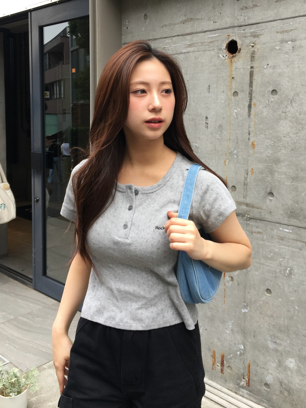 グレー系のトップスを着用したレディースの春コーディネートの2枚目の写真