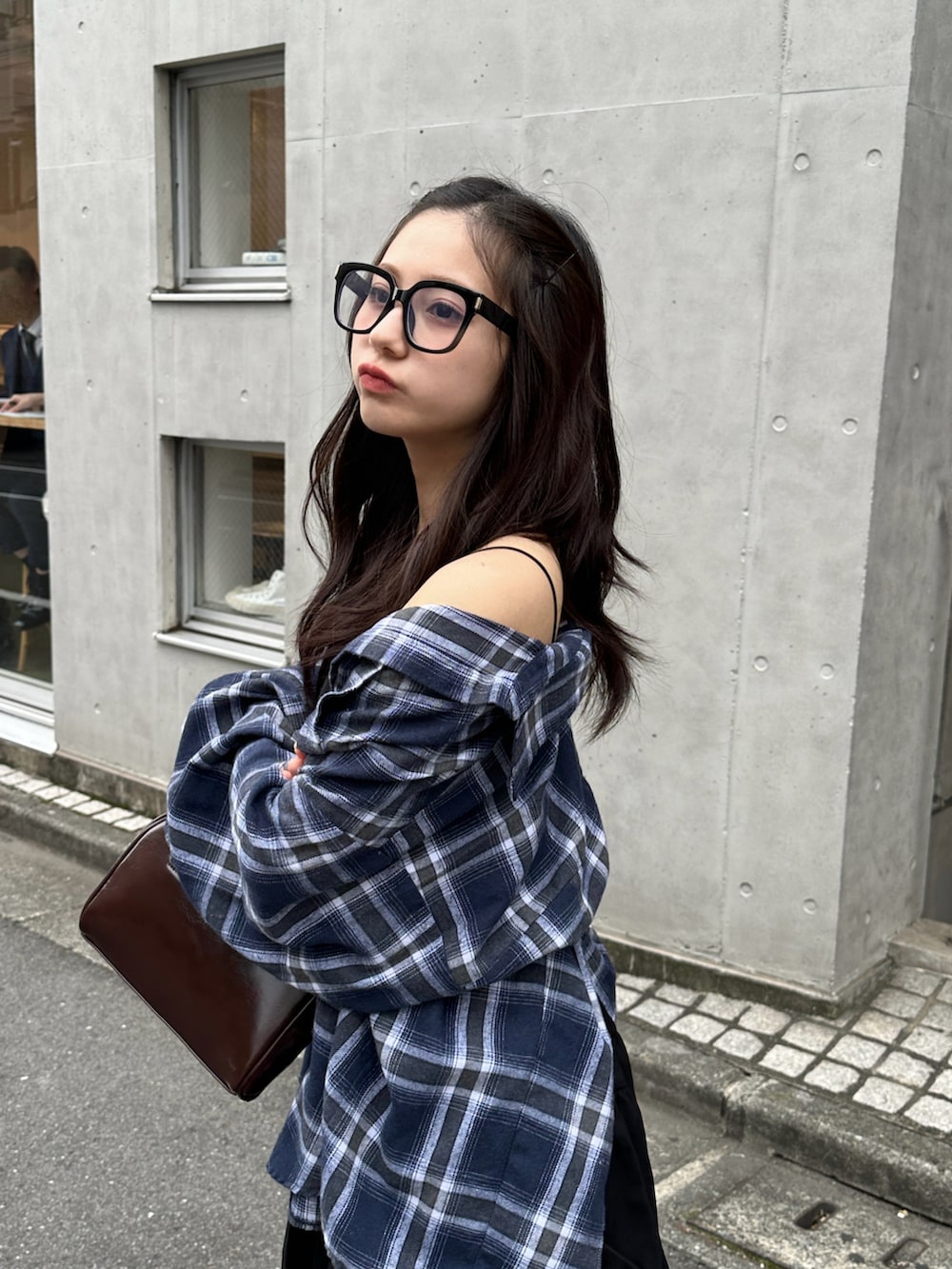 ブラウン系のブーツ、ブラック系のスカート、ブルー系のシャツ/ブラウスを着用したレディースの冬コーディネートの2枚目の写真