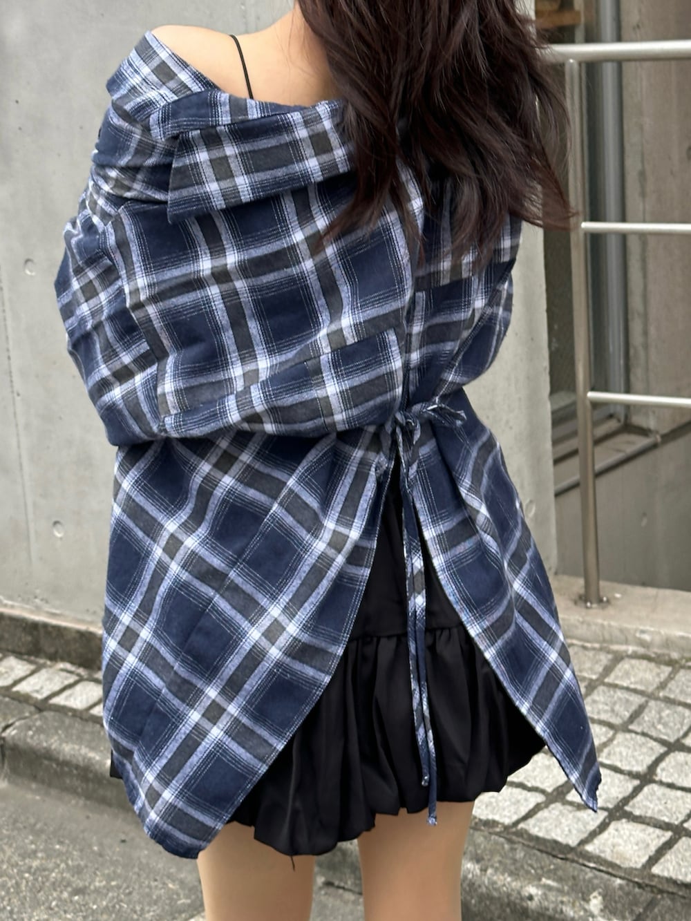 ブラウン系のブーツ、ブラック系のスカート、ブルー系のシャツ/ブラウスを着用したレディースの冬コーディネートの3枚目の写真