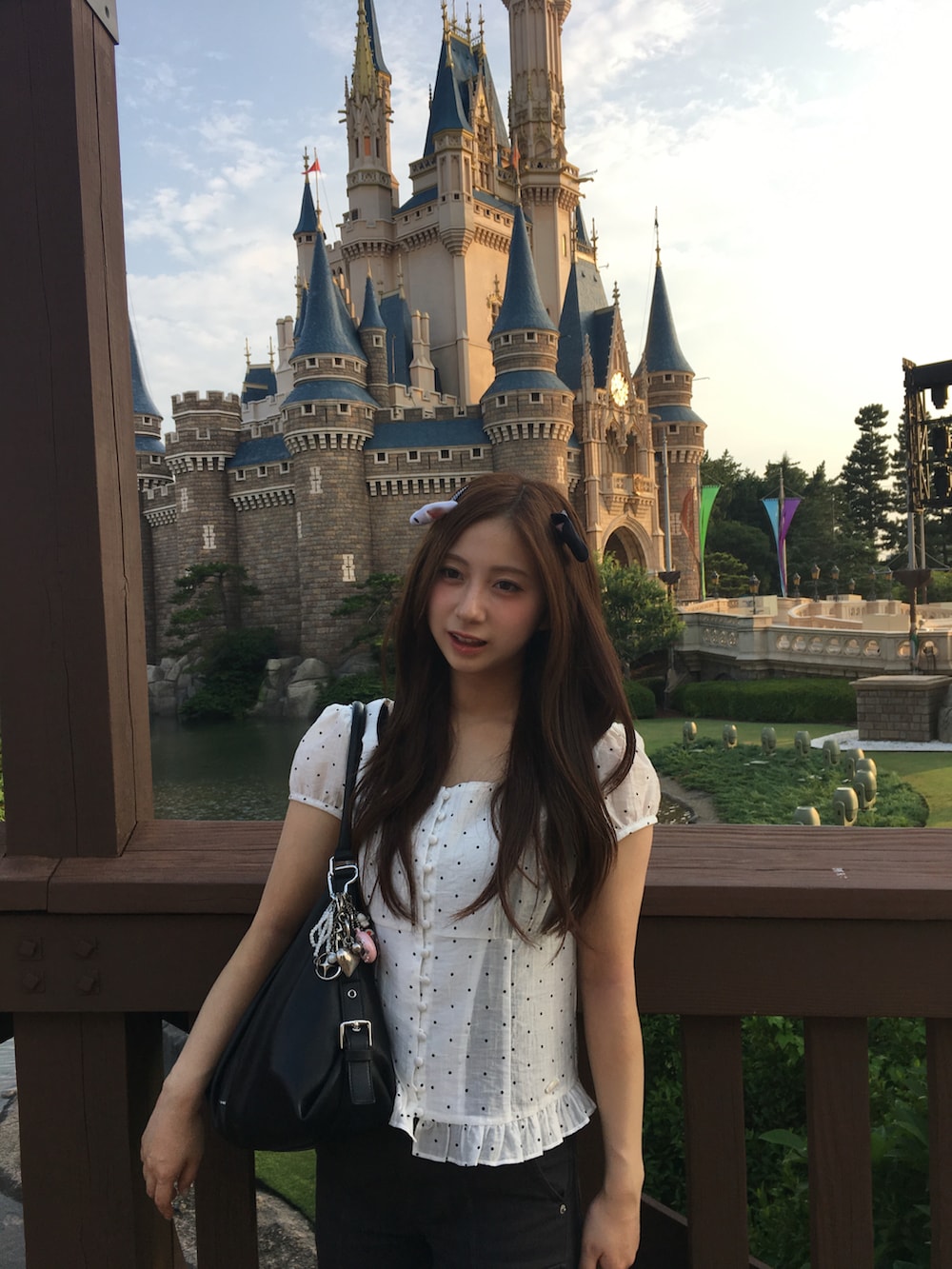 ホワイト系のシャツ/ブラウス、ブラック系のカーゴパンツ、ブラウン系のシューズを着用したレディースの夏コーディネートの2枚目の写真