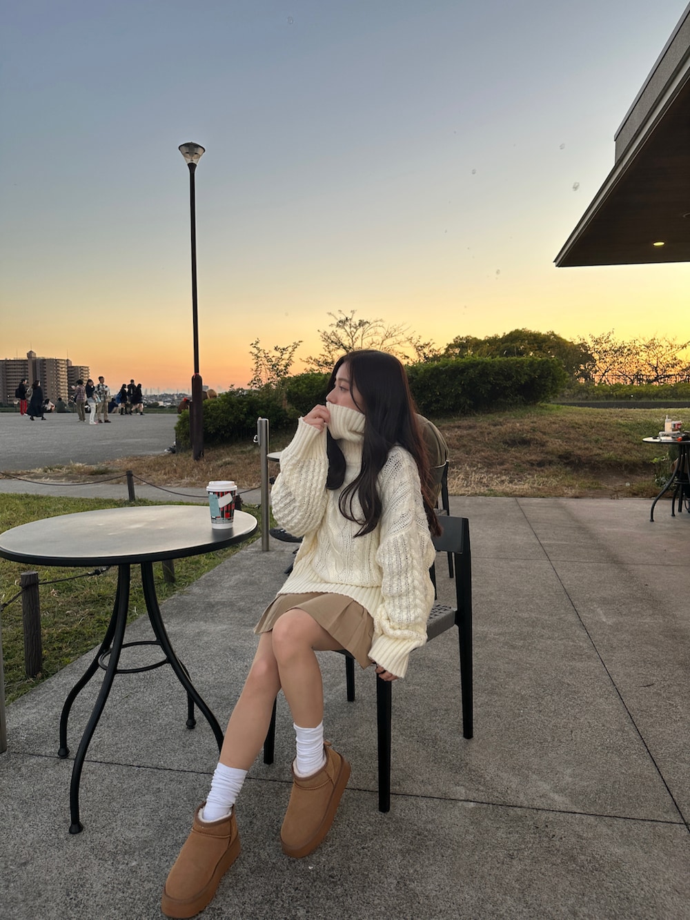 ブラウン系のブーツ、ホワイト系のニット/セーターを着用したレディースの春コーディネートの3枚目の写真