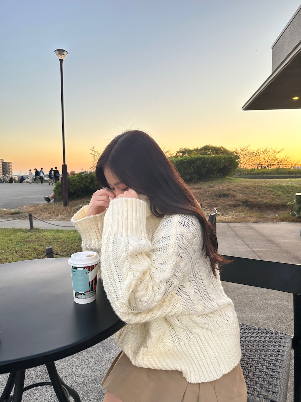 ブラウン系のブーツ、ホワイト系のニット/セーターを着用したレディースの春コーディネートの2枚目の写真