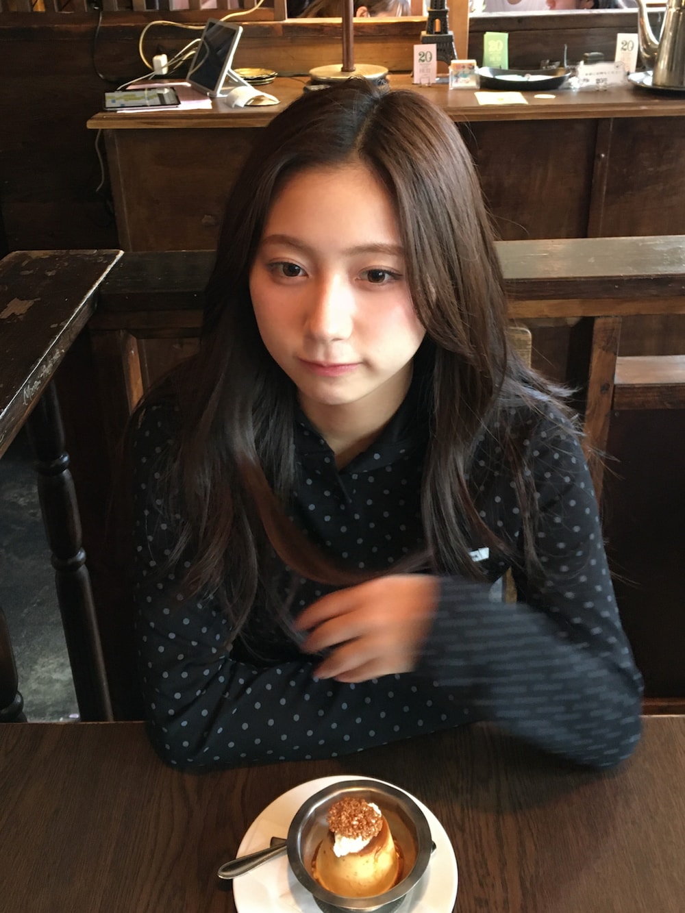 ブラック系のその他トップス、グレー系のデニムパンツを着用したレディースの春コーディネートの2枚目の写真