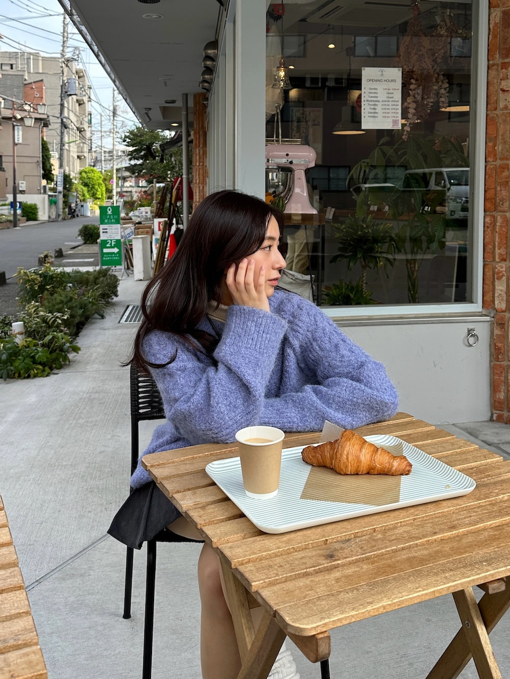 ブルー系のニット/セーター、グレー系のスカート、ブラック系のローファーを着用したレディースの冬コーディネートの3枚目の写真