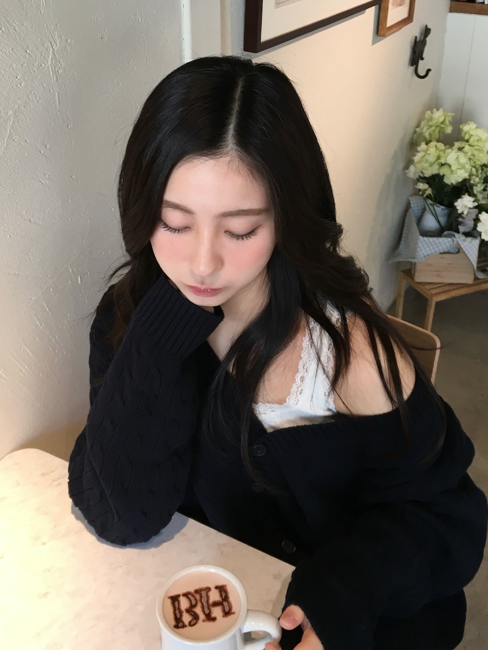 ブルー系のカーディガン/ボレロ、ブラック系のショルダーバッグを着用したレディースの春コーディネートの2枚目の写真