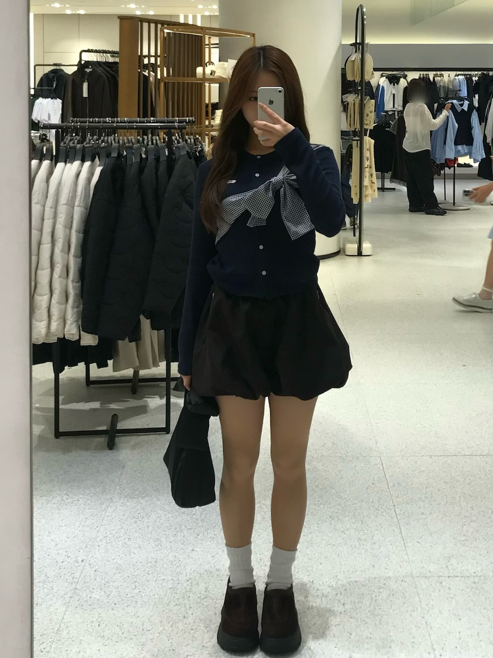 ブルー系のトップス、その他のスカート、ブラウン系のシューズを着用したレディースの秋コーディネートの3枚目の写真