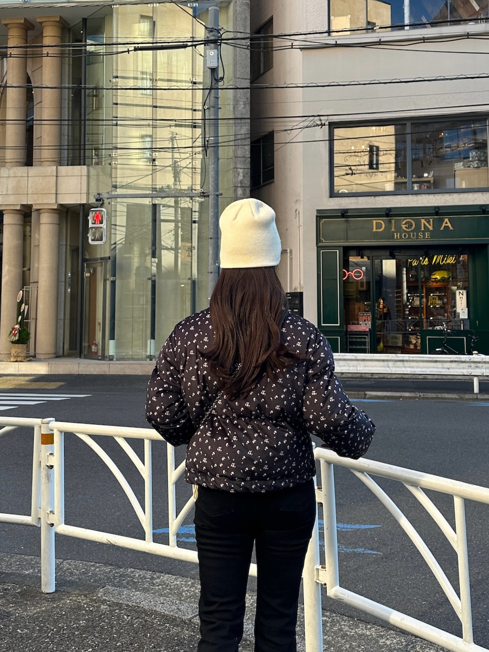 ブラック系のジャケット/アウター、ホワイト系のニットキャップ/ビーニーを着用したレディースの春コーディネートの2枚目の写真