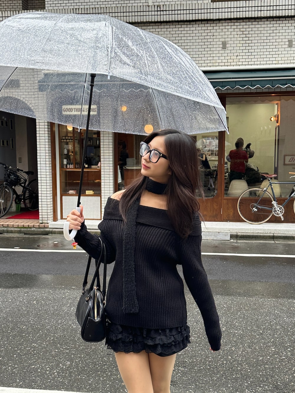 ブラック系のニット/セーター、ブラック系のスカートを着用したレディースの冬コーディネートの2枚目の写真