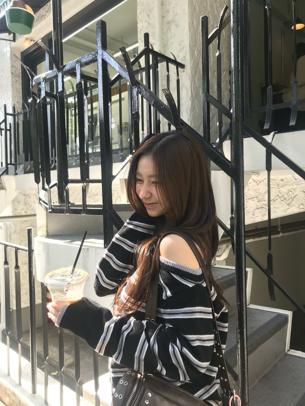 ホワイト系のスカート、ブルー系のトップスを着用したレディースの秋コーディネートの3枚目の写真