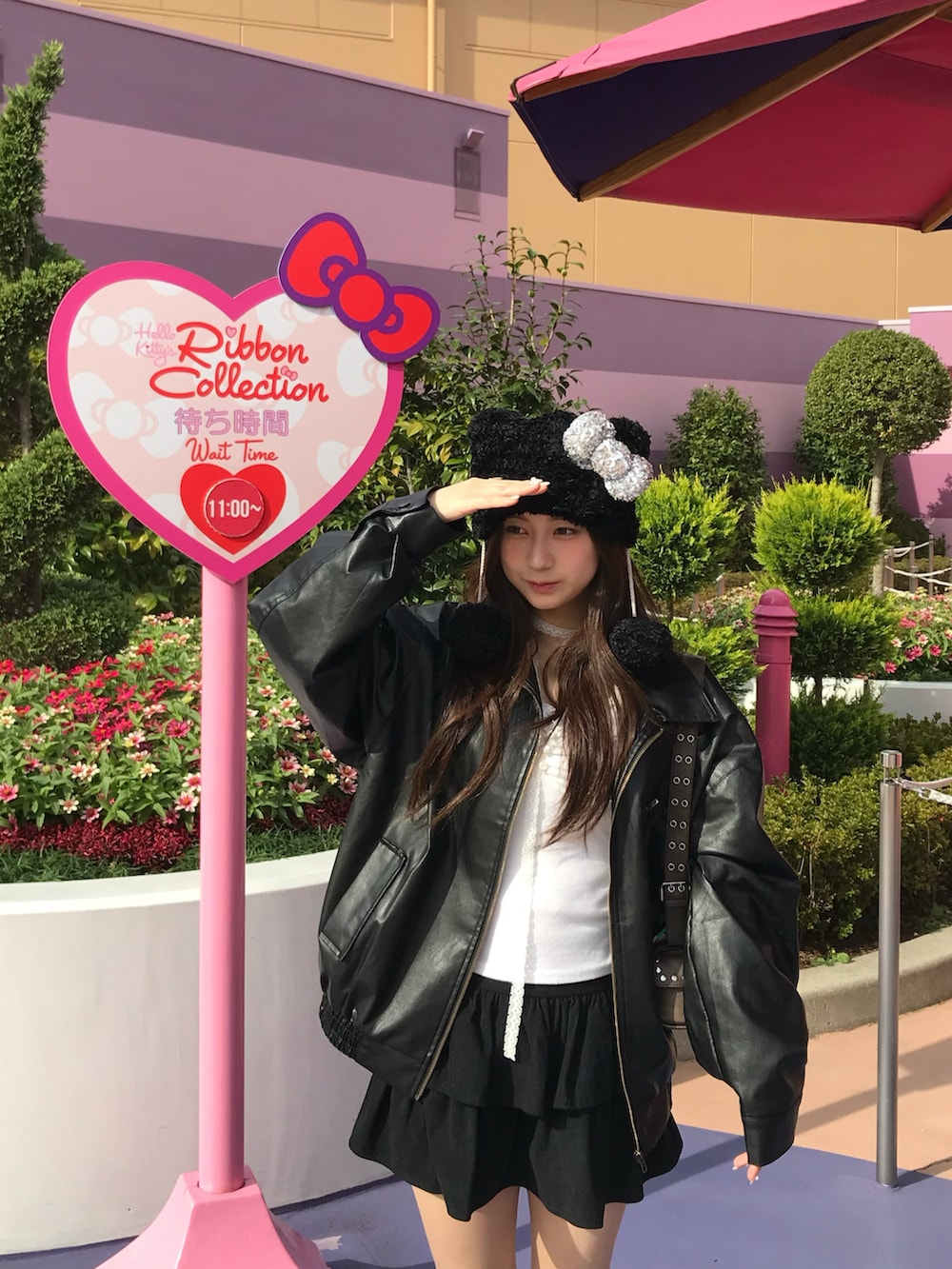 ホワイト系のTシャツ/カットソー、ブラック系のスカート、グレー系のブーツを着用したレディースの秋コーディネートの3枚目の写真