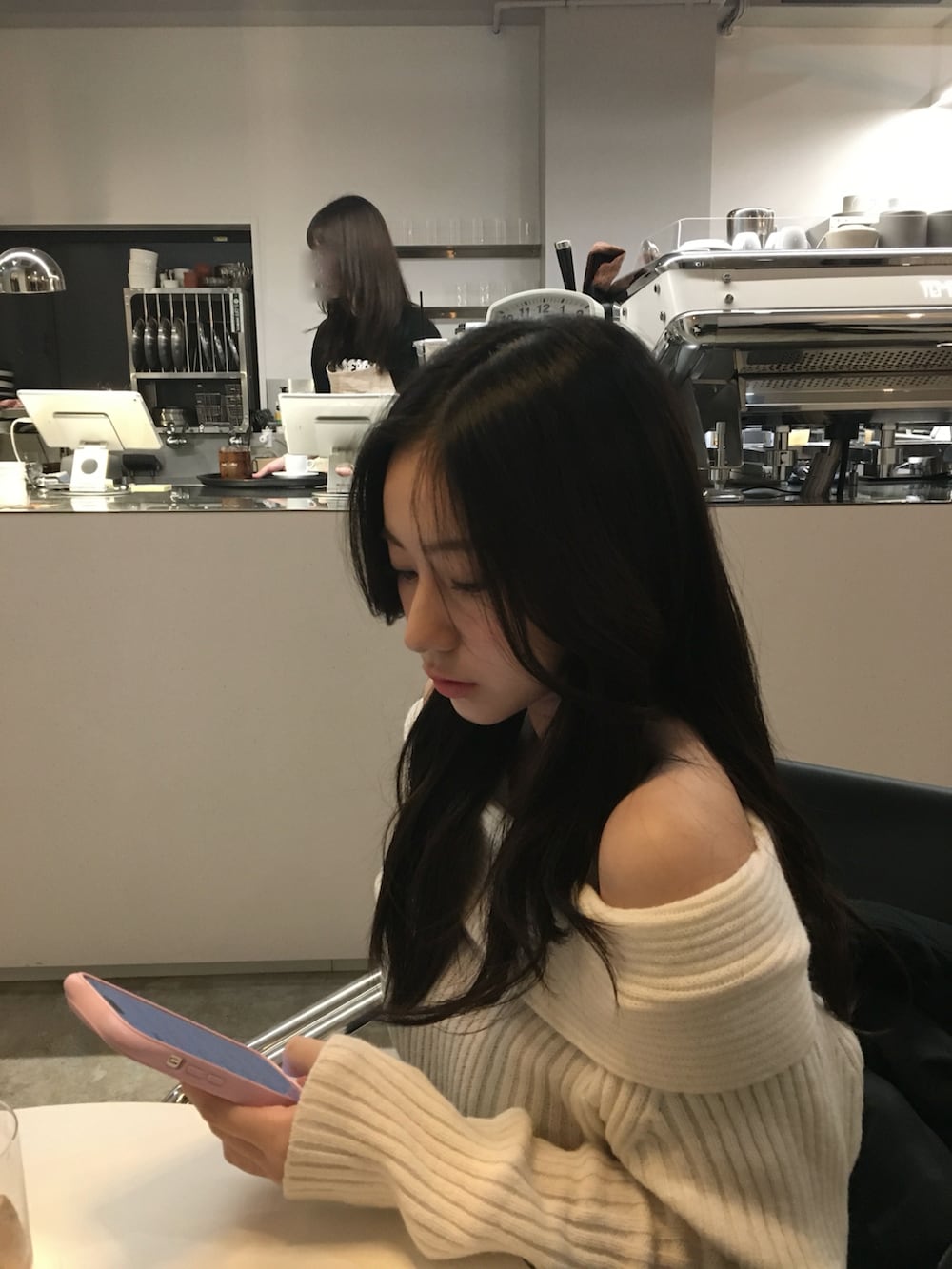 ブラック系のバッグ、ホワイト系のニット/セーターを着用したレディースの冬コーディネートの3枚目の写真