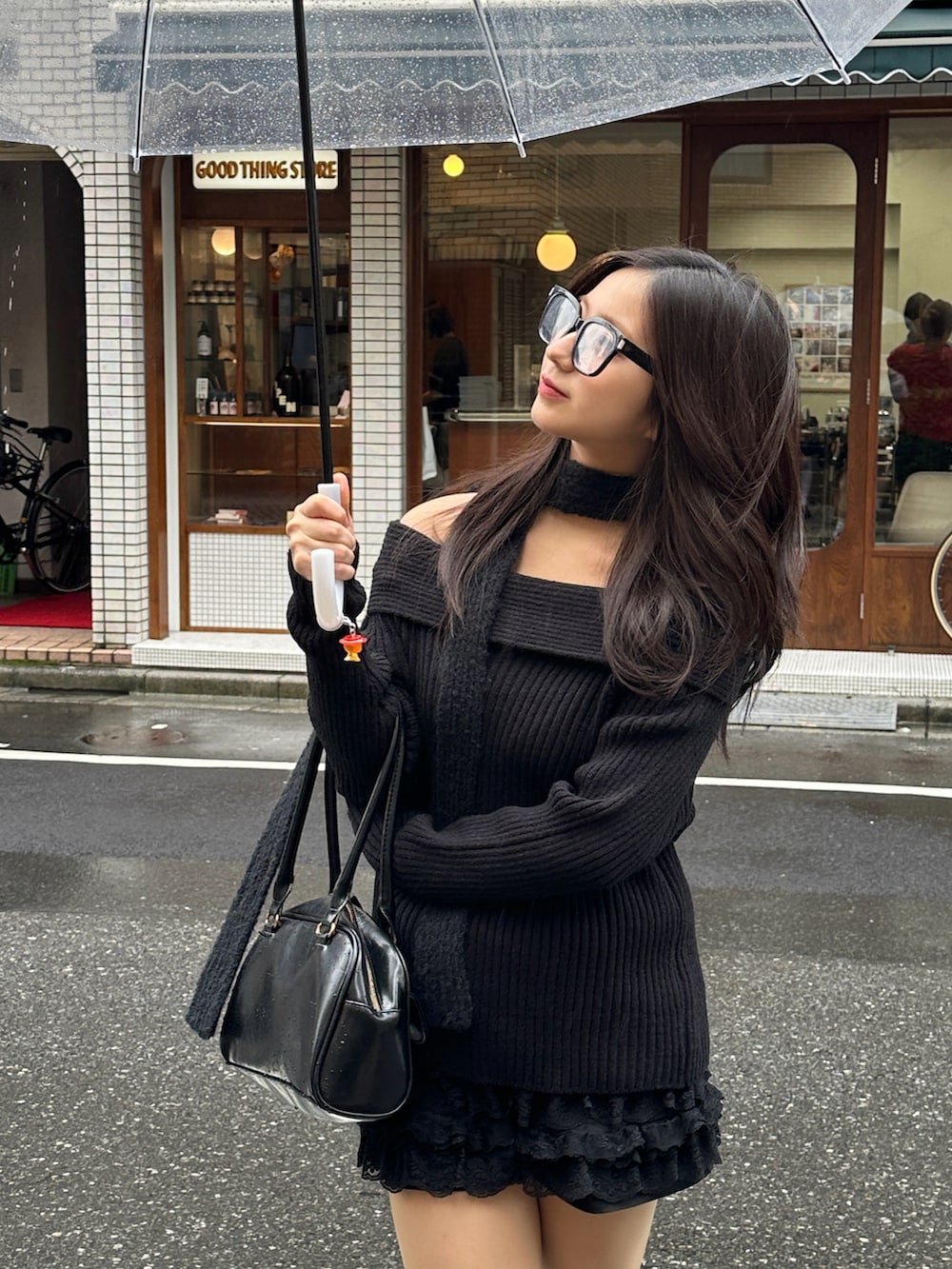 ブラック系のニット/セーター、ブラック系のスカートを着用したレディースの冬コーディネートの3枚目の写真