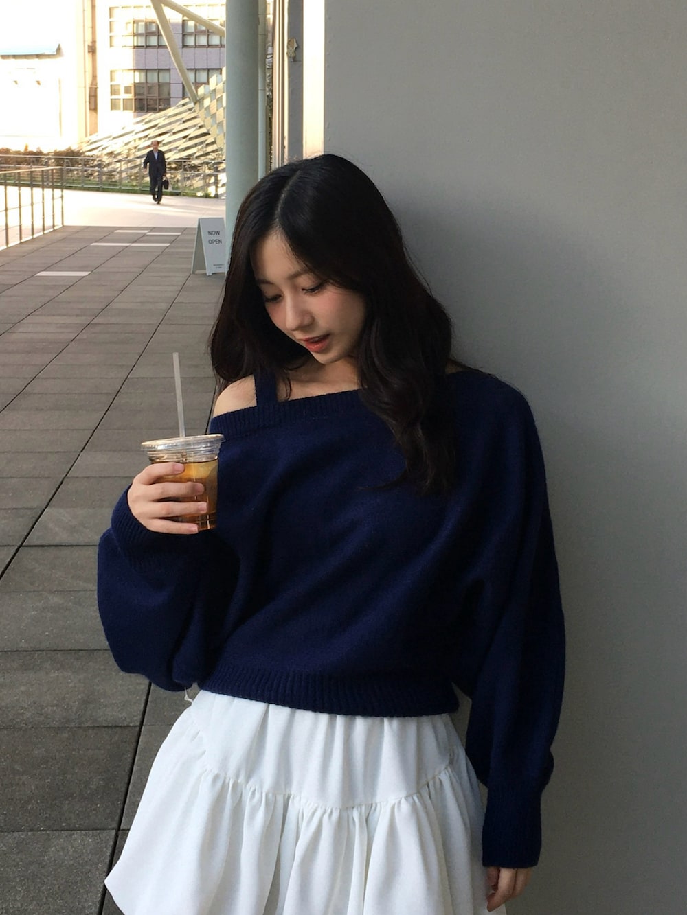 ブルー系のニット/セーターを着用したレディースの秋コーディネートの2枚目の写真