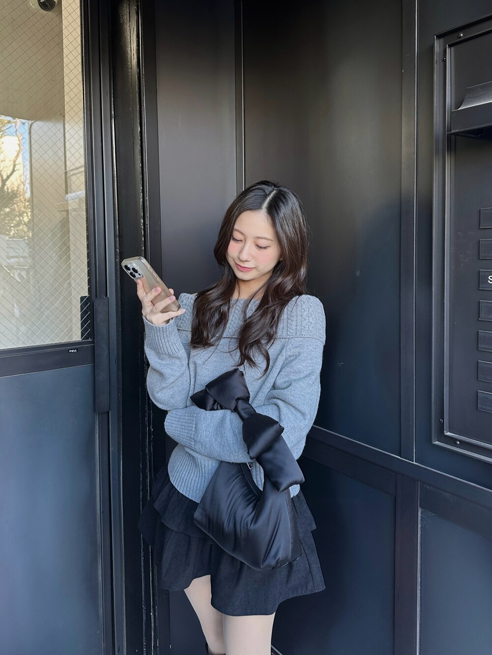 「冬、休日スタイル、冬服コーデ、ootd、ニットコーデ、シンプル」｜「anyonemoreのティアードコーデュロイミニスカート（スカート、ブラック系）」を使った、KAANAさん（レディース・154cm）の冬コーディネートの2枚目の写真