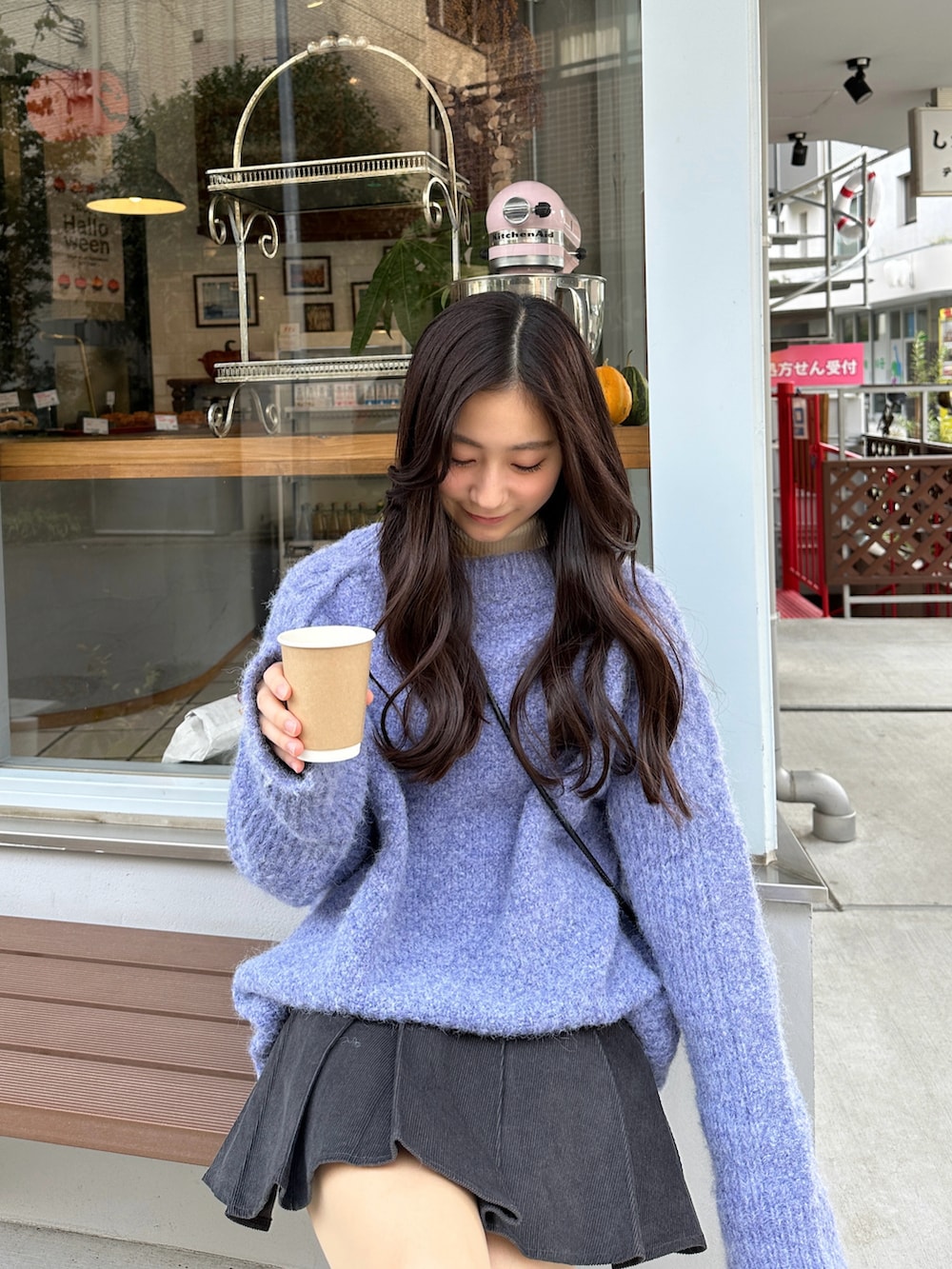 ブルー系のニット/セーター、グレー系のスカート、ブラック系のローファーを着用したレディースの冬コーディネートの2枚目の写真