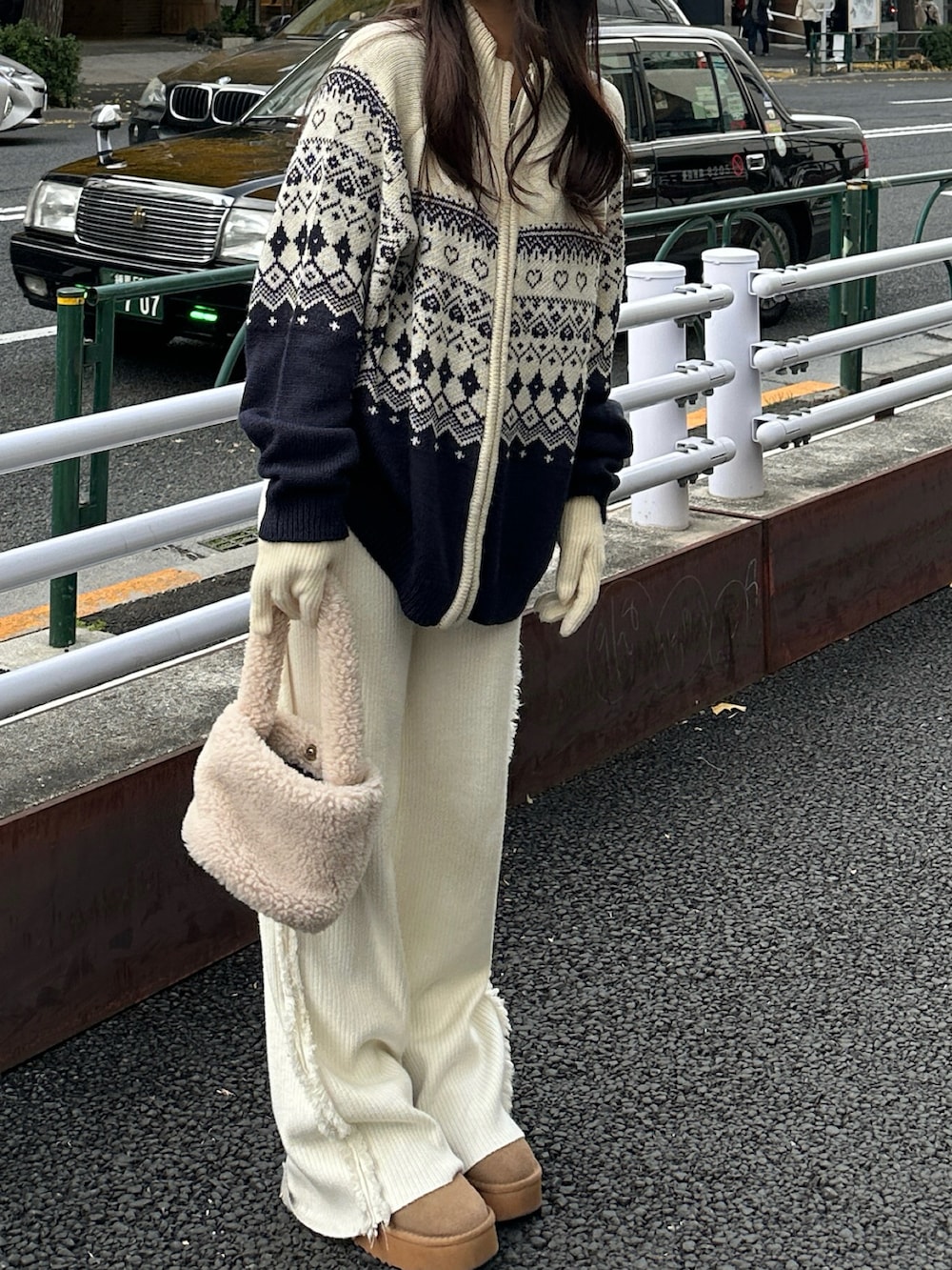 ホワイト系のその他パンツ、その他のトップスを着用したレディースの冬コーディネートの2枚目の写真