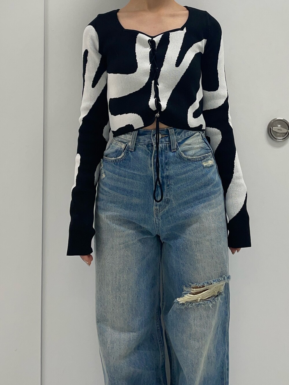 その他のニット/セーター、ブルー系のデニムパンツ、ブラック系のブーツを着用したレディースの春コーディネートの3枚目の写真