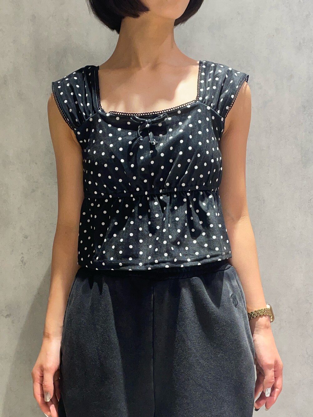 ブラック系のタンクトップ、ブラック系のスウェットパンツ、ブラック系のサンダルを着用したレディースの夏コーディネートの4枚目の写真