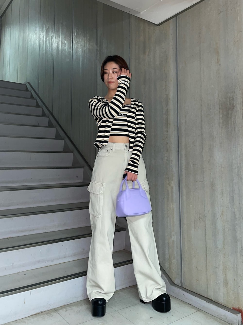 その他のTシャツ/カットソー、ホワイト系のデニムパンツ、パープル系のハンドバッグを着用したレディースの春コーディネートの2枚目の写真