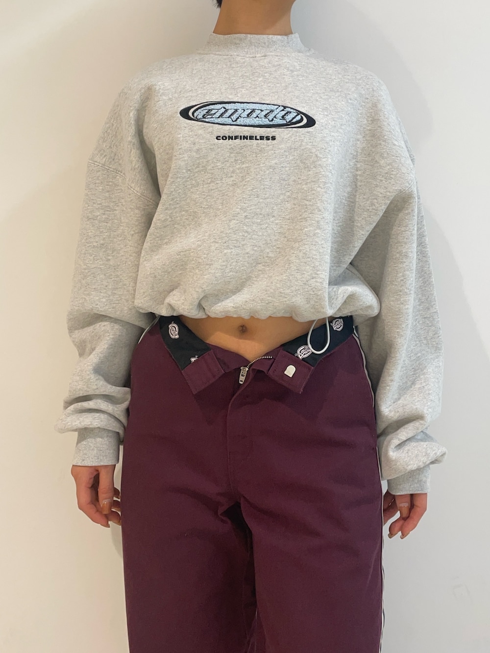 グレー系のスウェット、レッド系のその他パンツ、ブラック系のブーツを着用したレディースの秋コーディネートの3枚目の写真