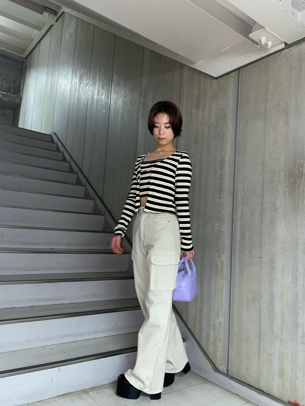 その他のTシャツ/カットソー、ホワイト系のデニムパンツ、パープル系のハンドバッグを着用したレディースの春コーディネートの3枚目の写真