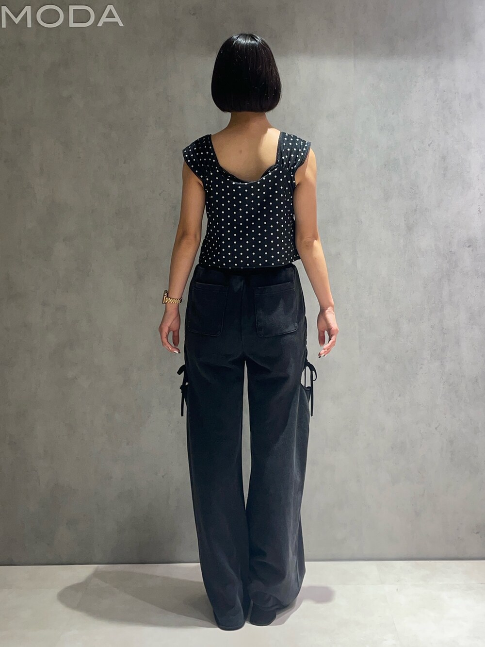 ブラック系のタンクトップ、ブラック系のスウェットパンツ、ブラック系のサンダルを着用したレディースの夏コーディネートの3枚目の写真