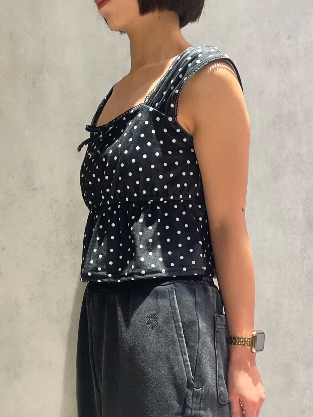 ブラック系のタンクトップ、ブラック系のスウェットパンツ、ブラック系のサンダルを着用したレディースの夏コーディネートの5枚目の写真