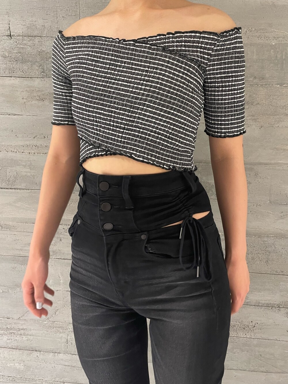 その他のTシャツ/カットソー、ブラック系のデニムパンツ、グレー系のサンダルを着用したレディースの夏コーディネートの4枚目の写真