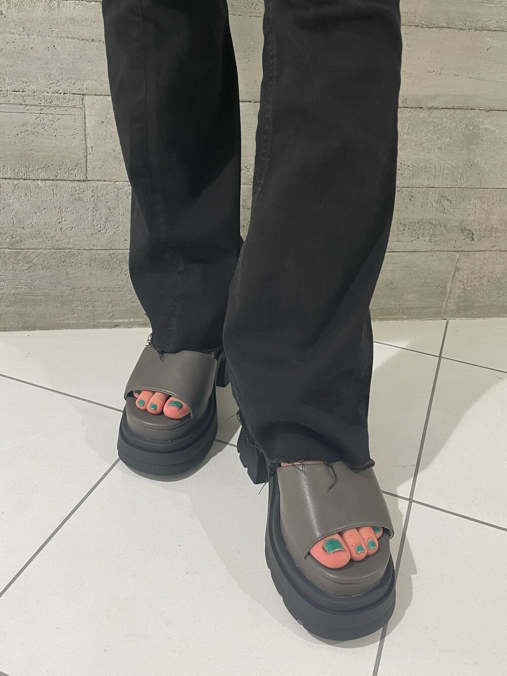 その他のTシャツ/カットソー、ブラック系のデニムパンツ、グレー系のサンダルを着用したレディースの夏コーディネートの6枚目の写真