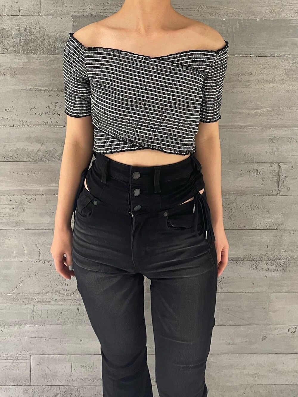 その他のTシャツ/カットソー、ブラック系のデニムパンツ、グレー系のサンダルを着用したレディースの夏コーディネートの3枚目の写真