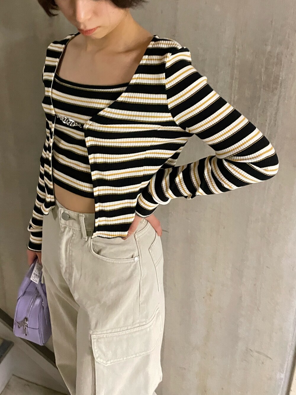 その他のTシャツ/カットソー、ホワイト系のデニムパンツ、パープル系のハンドバッグを着用したレディースの春コーディネートの4枚目の写真