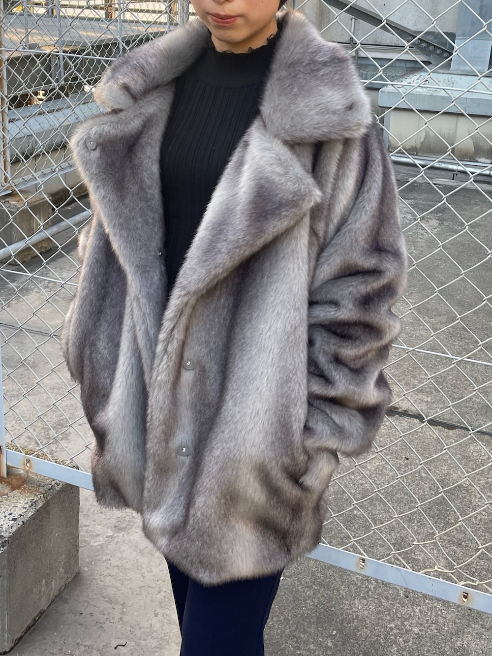 グレー系のその他アウター、ブラック系のニット/セーター、ブルー系のその他パンツを着用したレディースの冬コーディネートの4枚目の写真