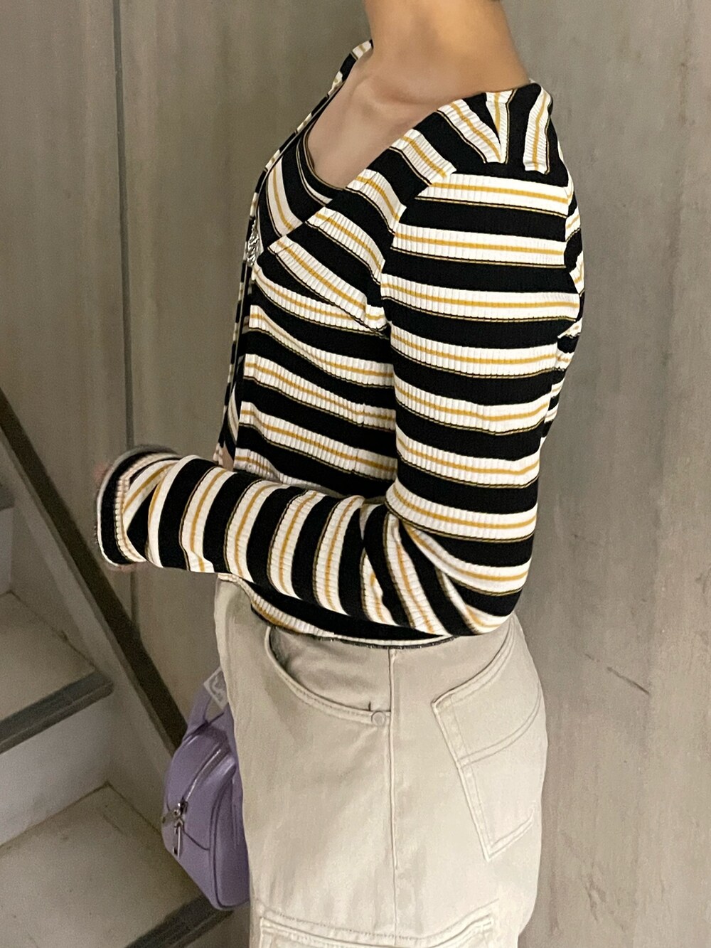 その他のTシャツ/カットソー、ホワイト系のデニムパンツ、パープル系のハンドバッグを着用したレディースの春コーディネートの5枚目の写真