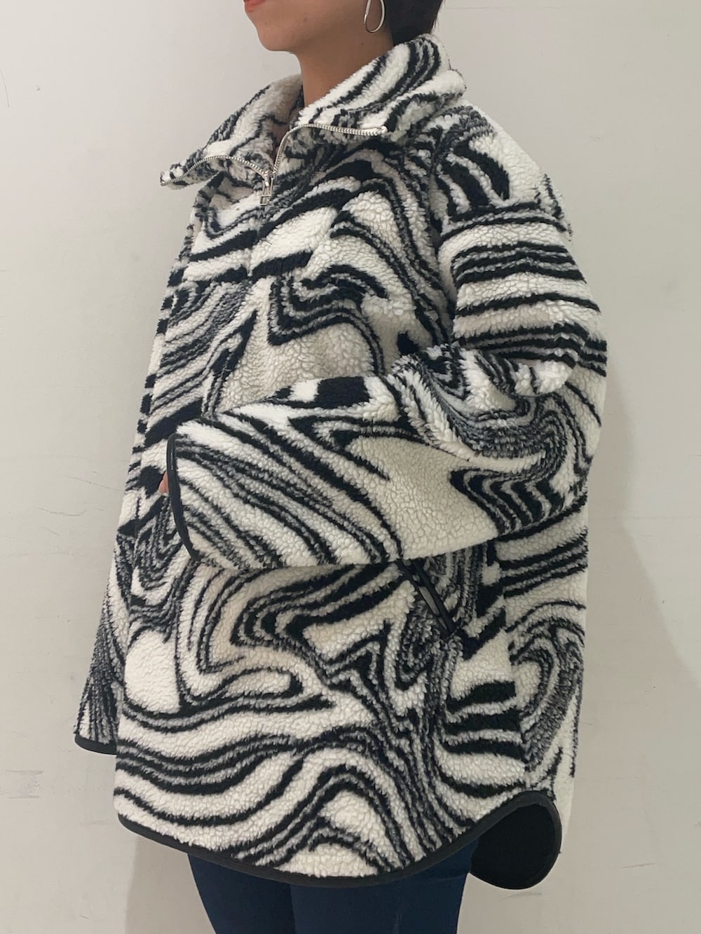 ブラック系のTシャツ/カットソー、ブルー系のデニムパンツ、ブラック系のブーツを着用したレディースの秋コーディネートの4枚目の写真