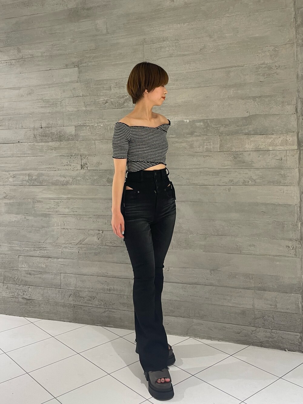 その他のTシャツ/カットソー、ブラック系のデニムパンツ、グレー系のサンダルを着用したレディースの夏コーディネートの2枚目の写真