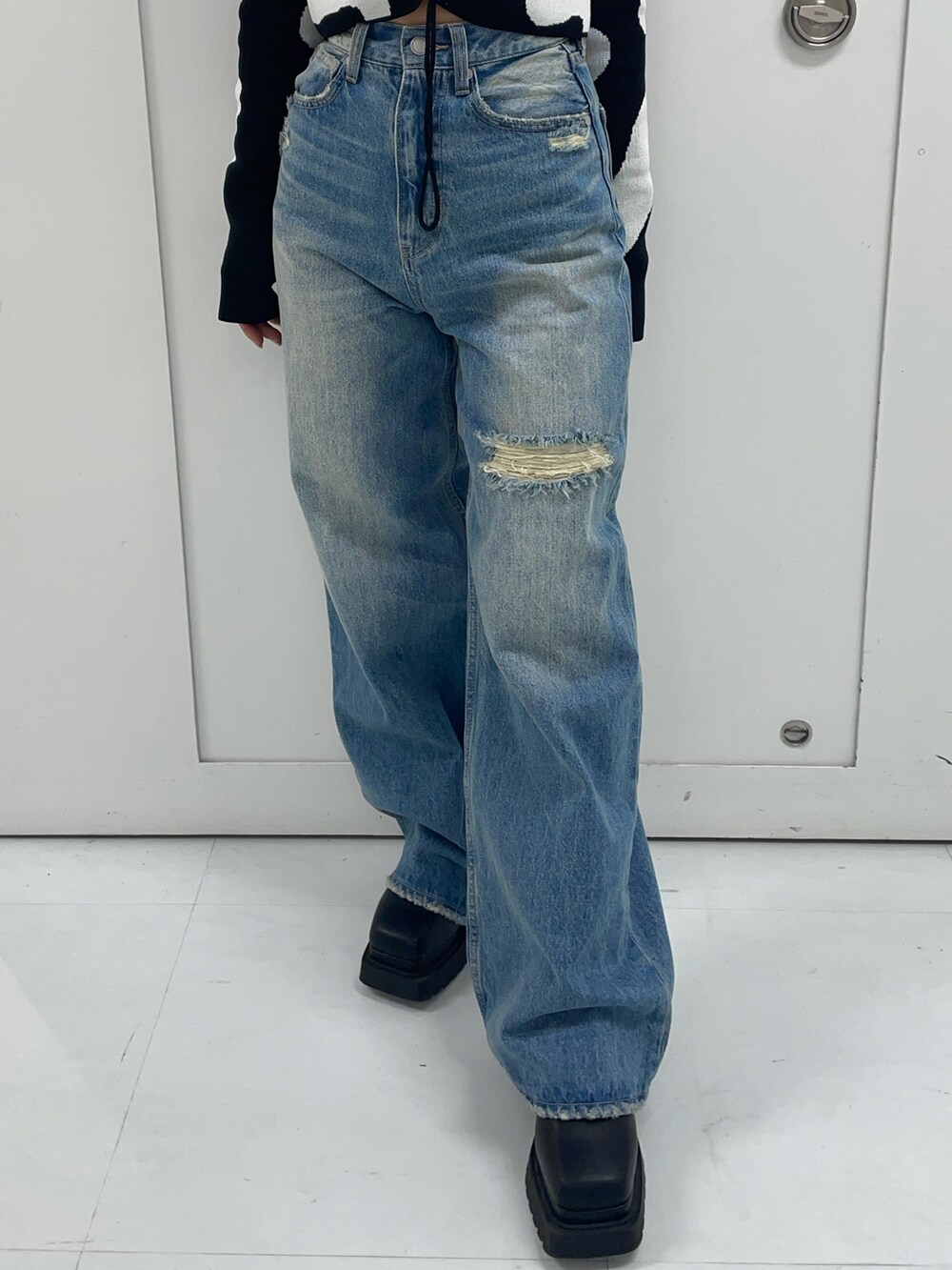 その他のニット/セーター、ブルー系のデニムパンツ、ブラック系のブーツを着用したレディースの春コーディネートの5枚目の写真