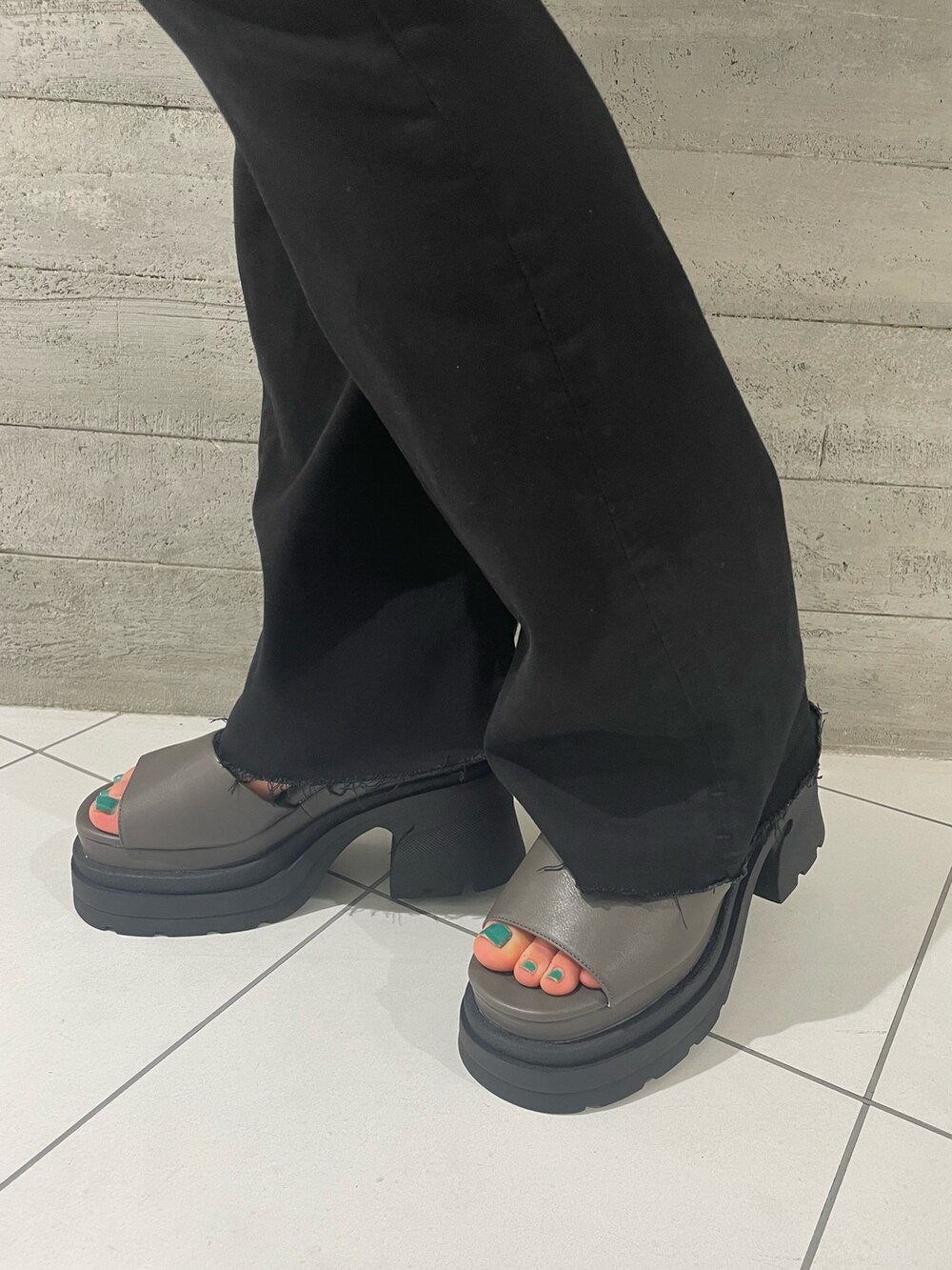 その他のTシャツ/カットソー、ブラック系のデニムパンツ、グレー系のサンダルを着用したレディースの夏コーディネートの5枚目の写真