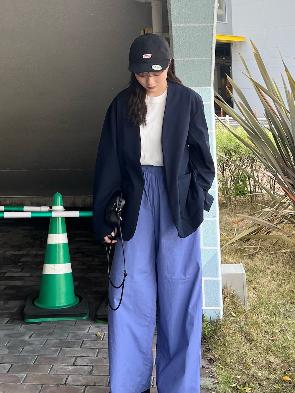 ホワイト系のTシャツ/カットソー、その他のノーカラージャケット、ブラック系のショルダーバッグを着用したレディースの春コーディネートの3枚目の写真