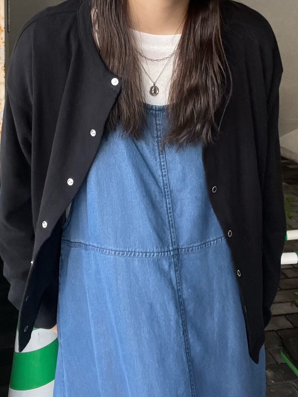 ホワイト系のTシャツ/カットソー、ブルー系のワンピース、ブラック系のカーディガン/ボレロを着用したレディースの春コーディネートの5枚目の写真