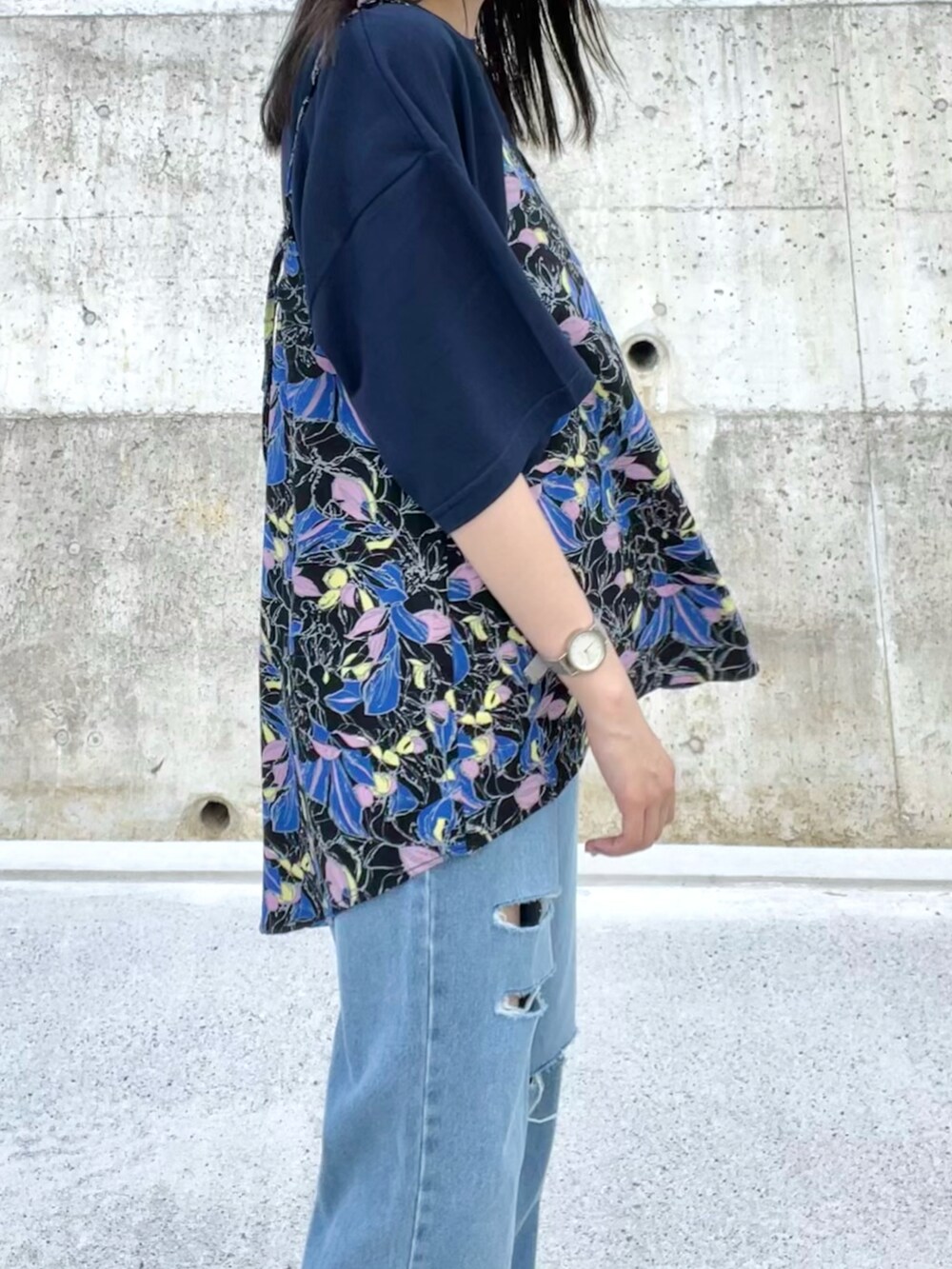 ブラック系のキャミソール、ブルー系のTシャツ/カットソー、ブルー系のデニムパンツを着用したレディースの夏コーディネートの4枚目の写真