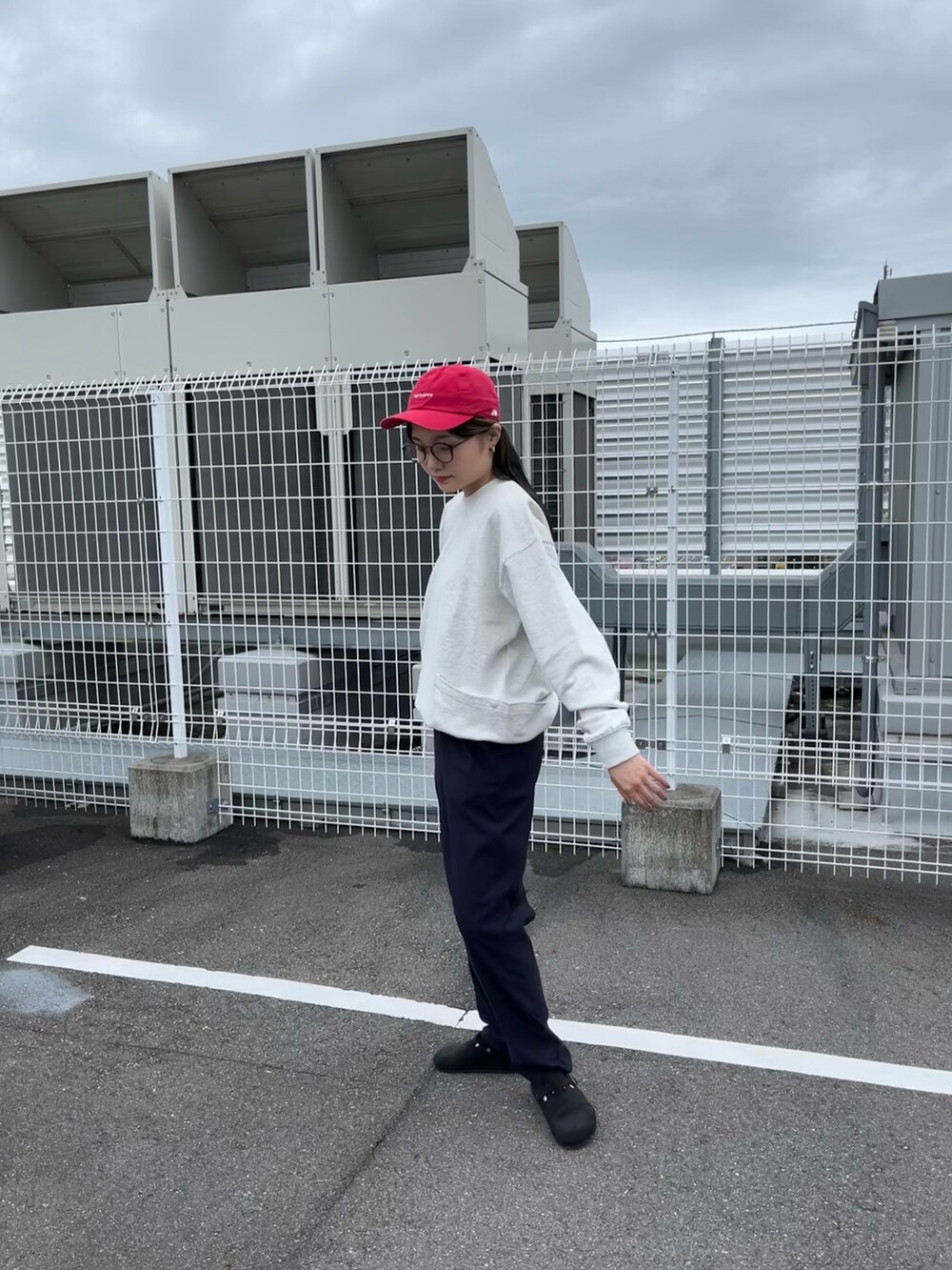 ブルー系のその他パンツ、ブラック系のサンダル、グレー系のスウェットを着用したレディースの秋コーディネートの4枚目の写真