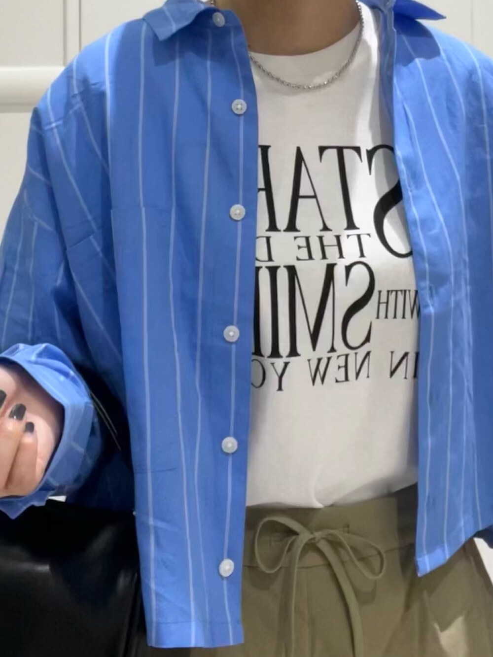 ベージュ系のその他パンツ、ブラック系のローファー、ブラック系のショルダーバッグを着用したレディースの夏コーディネートの4枚目の写真