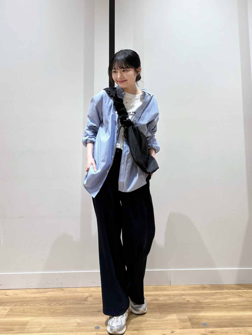 ホワイト系のTシャツ/カットソー、ブルー系のシャツ/ブラウス、ブルー系のその他パンツを着用したレディースの春コーディネートの2枚目の写真