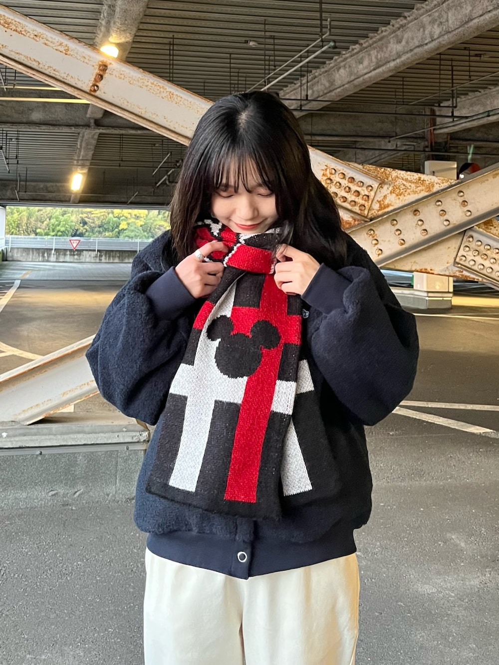 ブルー系のブルゾン、ホワイト系のその他パンツ、ブラック系のスリッポンを着用したレディースの冬コーディネートの3枚目の写真