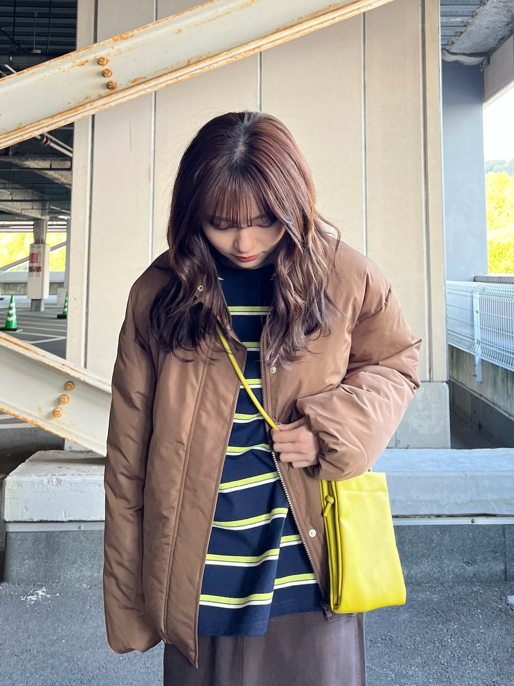 グリーン系のショルダーバッグ、ブルー系のTシャツ/カットソー、ブラウン系のその他アウターを着用したレディースの冬コーディネートの4枚目の写真